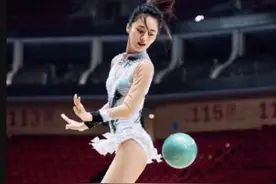 有种“一字马”叫安悦溪，穿体操服劈叉180度，全场看直了眼图片