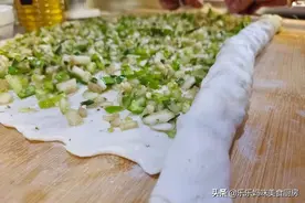 蒸菜馍和面，用温水还是凉水？60岁妈妈教我1招，又薄又软真好吃图片