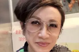 TVB吕珊街头送饭，瘦到皮包骨血管爆出，57岁仍有魔鬼身材惹人羡图片