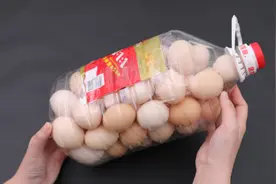 空油桶如何装鸡蛋？姑娘教你妙招，步骤简单一看就会，涨知识了！视频封面