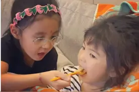 贾静雯带老公女儿回妈妈家吃年夜饭 咘咘当好姐姐贴心喂妹妹吃饭图片