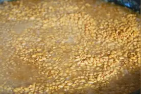 农民大姐冷水泡大豆8小时，开水煮4小时，这美食你敢吃吗视频封面