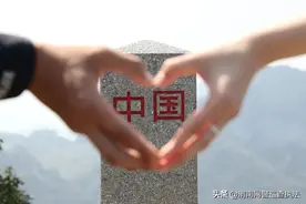 警嫂跨越千里到广西边境与丈夫团聚，见面那一刻甜哭了。图片