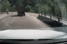 搞笑GIF趣图：大货车之间的对决，转弯不减速图片