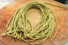 河南农家酸豆角做法，简单2步教会你，1天就能吃，又酸又脆又爽口图片