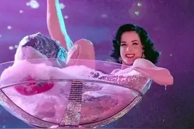 她19岁成为脱衣舞娘身家2亿，拒绝查尔斯邀约，女人都会被她迷住图片