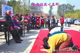 给父母过年磕头不仅仅是孝顺道德传统文化，更是春晖报恩能量给予图片