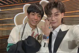 黄子韬晒丁真合照，意外曝光所戴手表价值2千万！全球限量10只图片