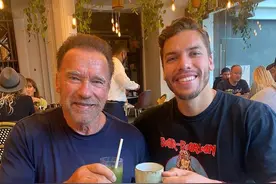 施瓦辛格喜迎74岁，豪宅健身房中展示力量，私生子晒同框照庆祝图片