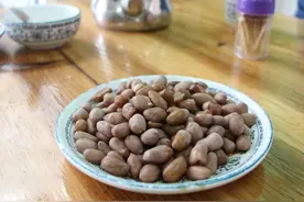 去餐厅吃饭：为啥服务员会先端上一碟花生米？老板：你吃我就笑图片