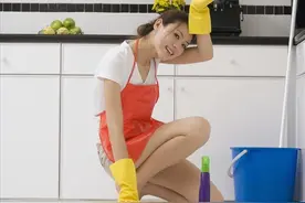 20多年每天跪着擦地，女子把膝盖“擦”伤了图片