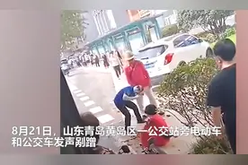 青岛一大爷骑电动车载人逆行，与公交车发生剐蹭，当街拽着女司机的头发不放手图片