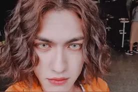 韩国混血美男因太沙雕被男团开除，下岗视频刷爆油管，二哈成精？图片