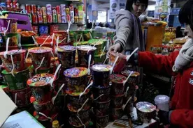 坐火车，5种必备的零食，给你1万块但只能带一种，你会怎么选图片