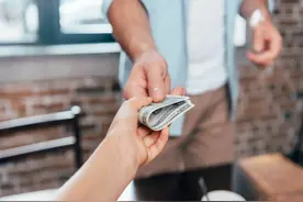 “妈妈，给我点零花钱”，三位妈妈做法不同，孩子的格局差距立现图片