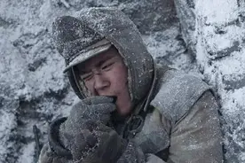 长津湖战役时炒面就雪，如今官兵们在任何条件下都能吃上热食图片