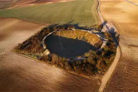 60个让人惊叹的真实照片，农田里的陨石坑，山里的船坞，彩虹尽头图片