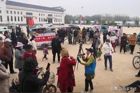 频频被曝无处藏身！成名十年，“大衣哥”的悲与喜图片