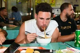 NBA球星来中国的趣事，格里芬买矿泉水20元，奥尼尔偷拍姚明图片