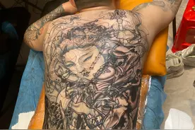 王小源高调晒满背纹身，被调侃30万纹的属实好看，这值得炫耀吗图片