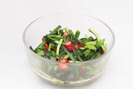 又到腌韭菜的季节，把它简单一腌，开胃又下饭，一次腌10斤慢慢吃图片