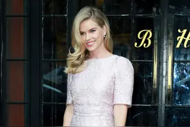 爱丽丝穿裙子露出一截小腿，素色印花造型端庄大气，39岁仍然优雅图片