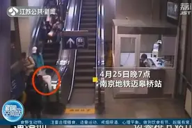 小姐姐穿汉服仙气飘飘 电扶梯“咬”住裙摆挺危险图片