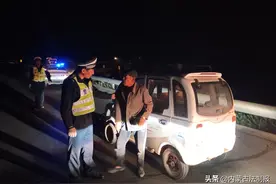 鄂尔多斯市乌审旗：七旬老人无证醉酒驾驶老年代步车终被查图片