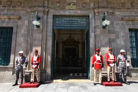 真正天空之城！世界最高首都，通勤靠缆车城中藏女巫市场图片