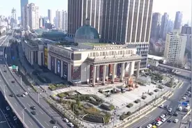 吃不消！上海一居民楼天台成“网红”，粉丝撬锁、卸门上去打卡拍照放烟花图片