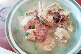 正月初九给小舅舅拜年，吃完我吐了，网友说这是亲舅舅吗？图片