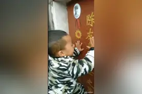 对越自卫还击战烈士的两岁外孙，双手拍打墓碑喊道：爷爷，开开门图片