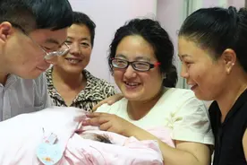 孕妈生下男宝，第二天却变“小公主”，调出监控后，大家都笑了图片