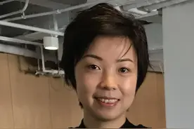幸福！国乒大魔王与儿女共同切蛋糕庆生，小儿子呆萌可爱场面温馨图片