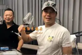 古惑仔谢天华近照曝光，53岁发福帅过小鲜肉，婚后太宠妻惹人羡图片