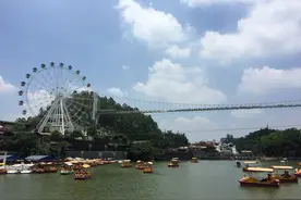 蓝天白云下的隐贤山庄图片
