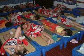 幼师劝告：女孩上幼儿园别乱穿衣，看完午睡照片，宝妈终于理解了图片