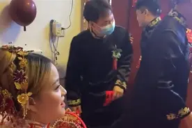 河北一接亲现场上，伴郎直接把门挤“散架”，屋内人员表情尴尬图片