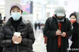 陶虹被曝出车祸后露面，一家三口齐现身，徐峥搂女儿并肩走显父爱图片