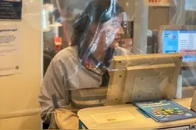 不戴口罩，看荷兰超市在透明塑料布后工作的收款员图片