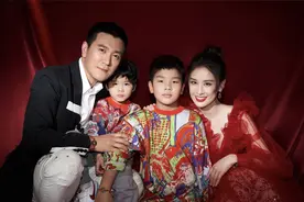黄圣依一家四口罕见合体，俩儿子长相差好多，一个随爸一个随妈图片