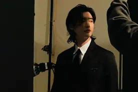李钟硕回归后形象大变！留微卷长发稳赢李敏镐，解领带男友力爆棚图片