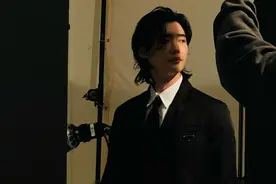 李钟硕回归后形象大变！留微卷长发稳赢李敏镐，解领带男友力爆棚图片