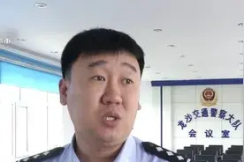 戏精上身！男子7次冒充公务人员诈骗，刚刑满出狱10个月又被抓图片