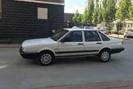 当年桑塔纳引入中国，大众官方建议卖8万，为何后来能涨到20万？图片