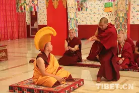 先睹为快｜去考场了解藏传佛教“拓然巴”高级学衔辩经考试图片