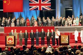 香港回归时，英国还搞小动作，旗手朱涛：鼻里塞棉花，血往嘴里吸图片