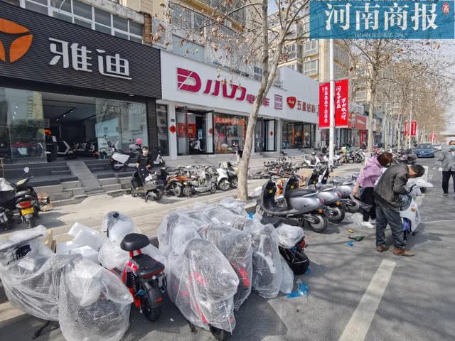 疫情期间，有郑州市民为防疫专程去买电动车：“用来上下班，安全出行”
