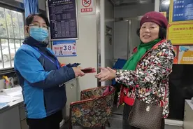 乘坐公交车丢失物品怎么办？重庆市民可第一时间拨打这个热线电话图片