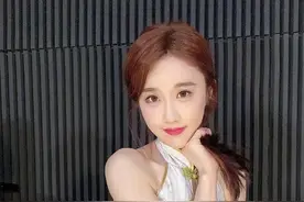 直播女神轩子巨2兔白色旗袍尽显东方之美。图片